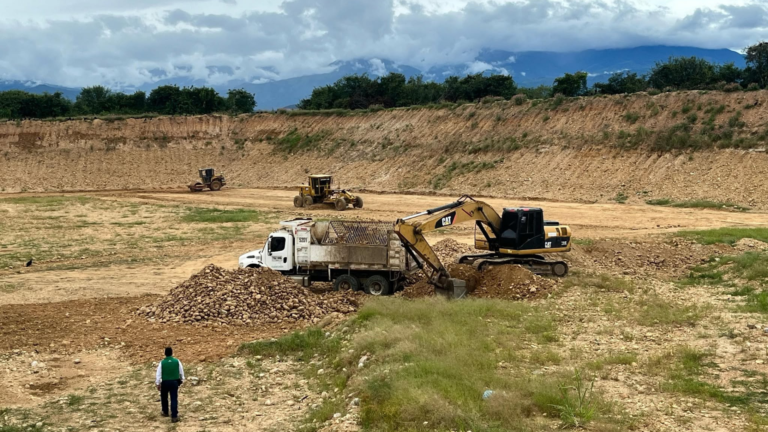 La suspensión del tránsito de carros compactadores de basura, desde el área urbana de Neiva hacia el Relleno Los Ángeles, se repite, porque la solución al problema no llega Nueva protesta exige una solución que, nunca llega @tvnoticiascol @enlacepaishuila