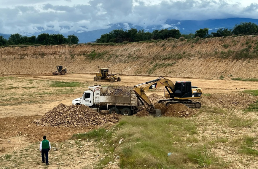 La suspensión del tránsito de carros compactadores de basura, desde el área urbana de Neiva hacia el Relleno Los Ángeles, se repite, porque la solución al problema no llega Nueva protesta exige una solución que, nunca llega @tvnoticiascol @enlacepaishuila