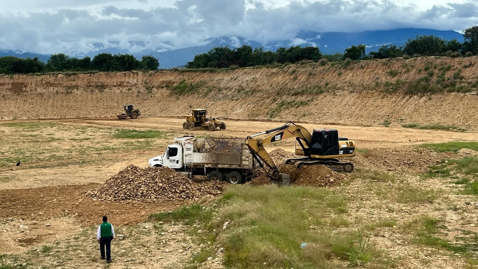 La suspensión del tránsito de carros compactadores de basura, desde el área urbana de Neiva hacia el Relleno Los Ángeles, se repite, porque la solución al problema no llega Nueva protesta exige una solución que, nunca llega @tvnoticiascol @enlacepaishuila