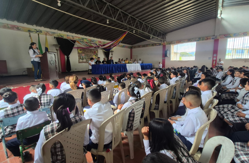 Hay puertas que conducen a un salón y hay otras que, cuando se abren, permiten entrar a muchos mundos. Eso ocurre cuando una institución educativa decide regalarles a sus estudiantes un lugar para imaginar, preguntar, descubrir y aprender. En la Institución Educativa Municipal Nacional, sede Nelson Carvajal Carvajal de Pitalito, acaba de abrirse una de esas puertas. La biblioteca escolar “Mundos en papel” Mundos en papel @tvnoticiascol @enlacepaishuila