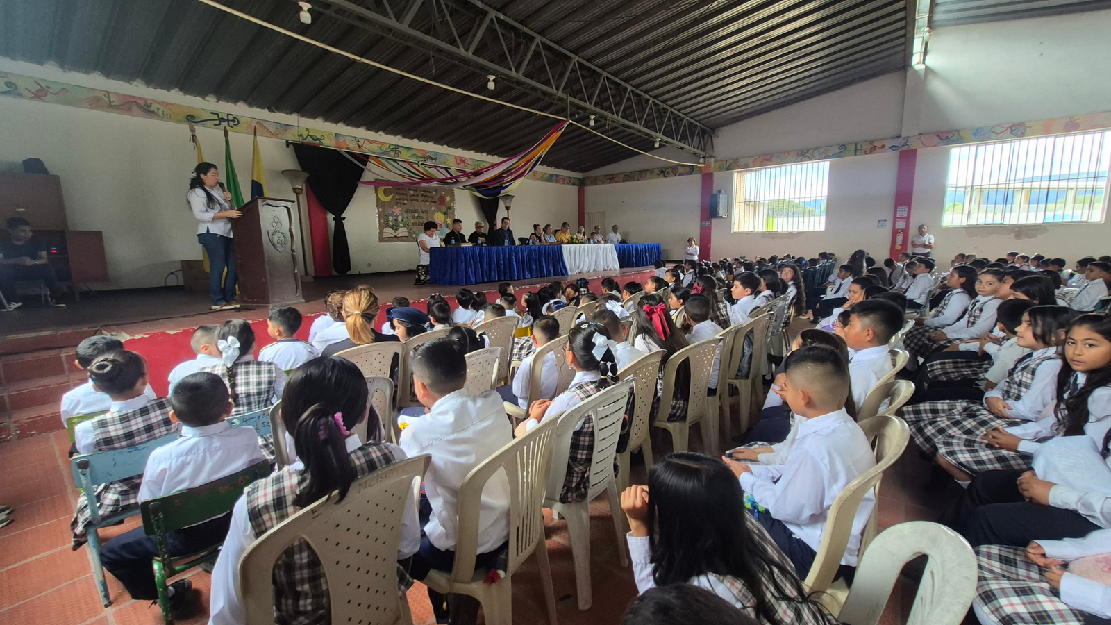 Hay puertas que conducen a un salón y hay otras que, cuando se abren, permiten entrar a muchos mundos. Eso ocurre cuando una institución educativa decide regalarles a sus estudiantes un lugar para imaginar, preguntar, descubrir y aprender. En la Institución Educativa Municipal Nacional, sede Nelson Carvajal Carvajal de Pitalito, acaba de abrirse una de esas puertas. La biblioteca escolar “Mundos en papel” Mundos en papel @tvnoticiascol @enlacepaishuila